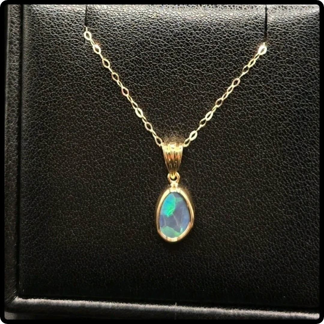 18k Gold Opal Pendant Necklace